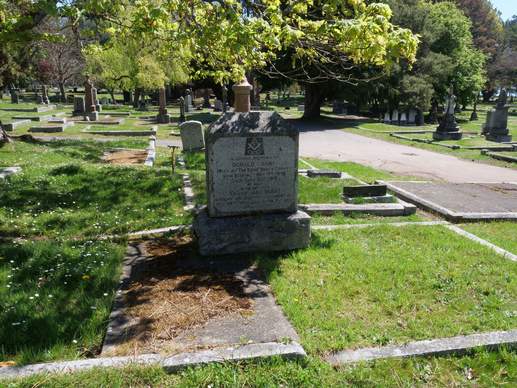 The grave of Donald Grant (1845-1915) in Ross Bay Cemetery, Victoria, B.C. [photo: Vancouver & Quadra Lodge No. 2 Historian]