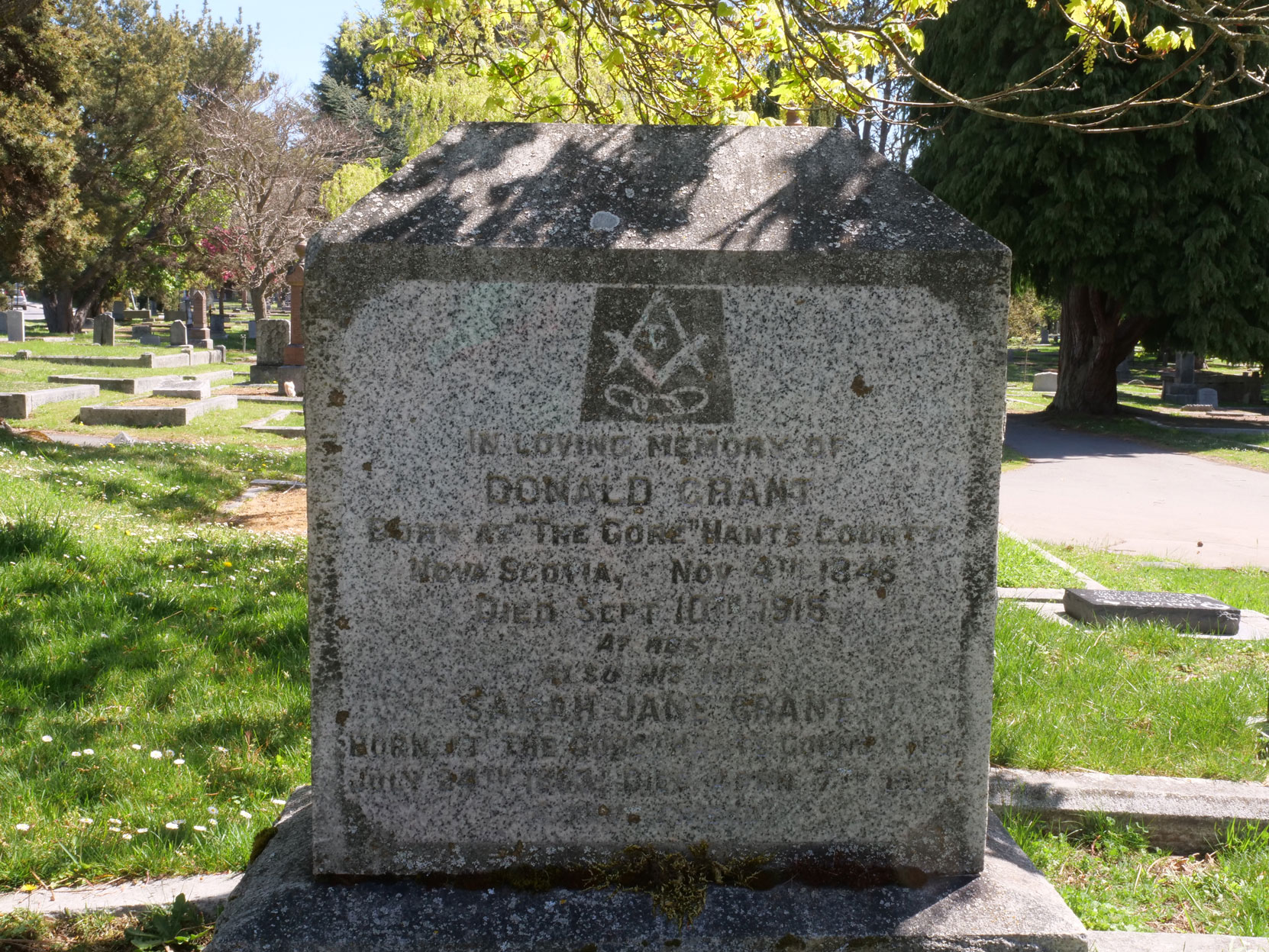 The inscription on the grave of Donald Grant (1845-1915) in Ross Bay Cemetery, Victoria, B.C. [photo: Vancouver & Quadra Lodge No. 2 Historian]