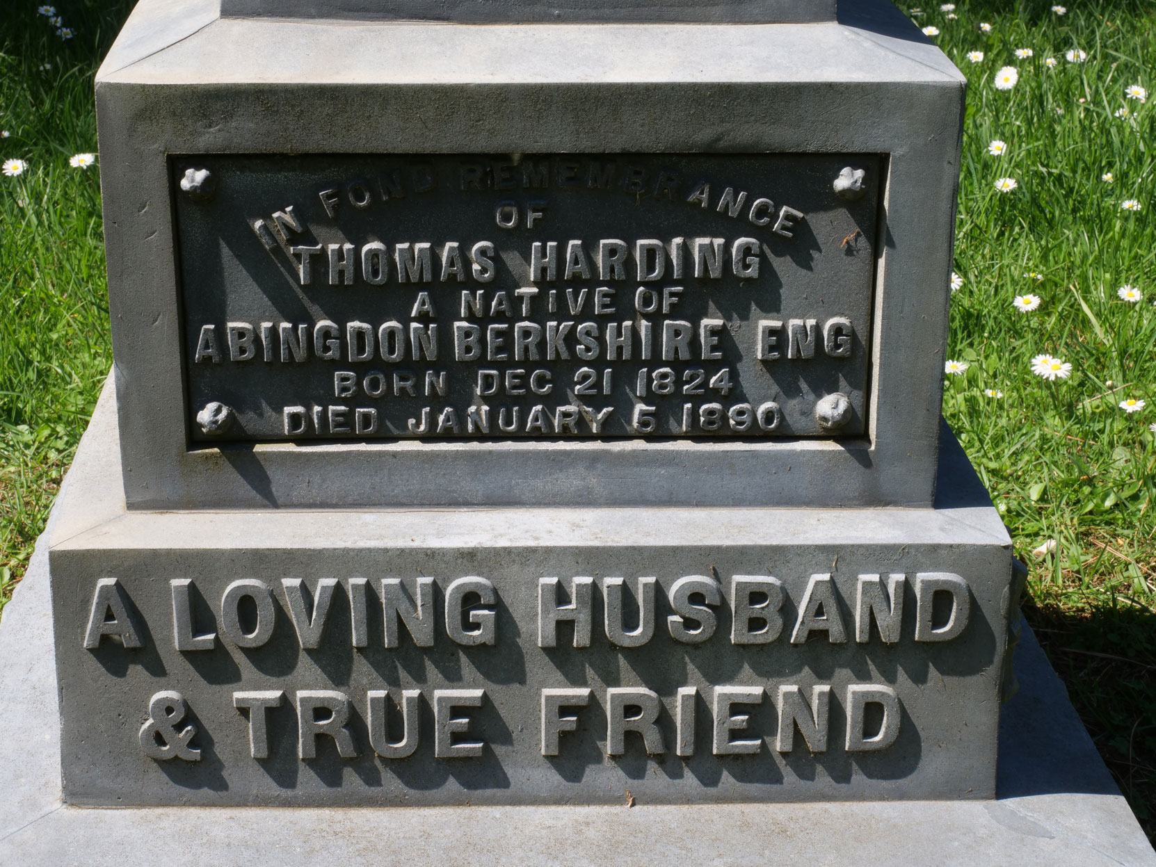 The inscription on the grave of Thomas Harding in Ross Bay Cemetery, Victoria, B.C. [photo: Vancouver & Quadra Lodge No. 2 Historian]