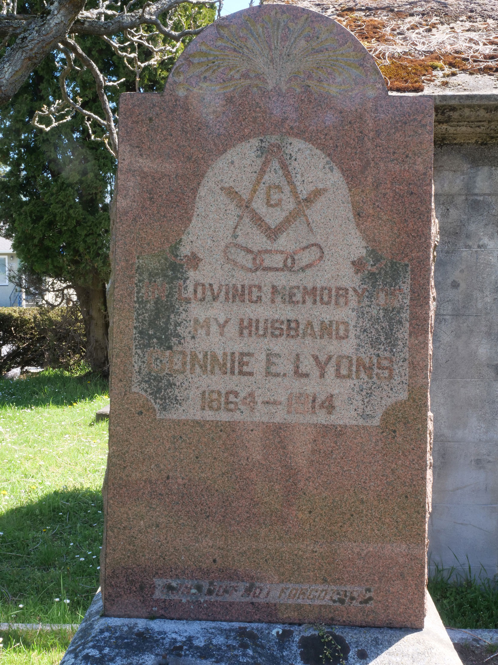 The inscription on the grave of Connie E. Lyons (1864-1914) in Ross Bay Cemetery, Victoria, B.C. [Photo: Vancouver & Quadra Lodge No. 2 Historian]