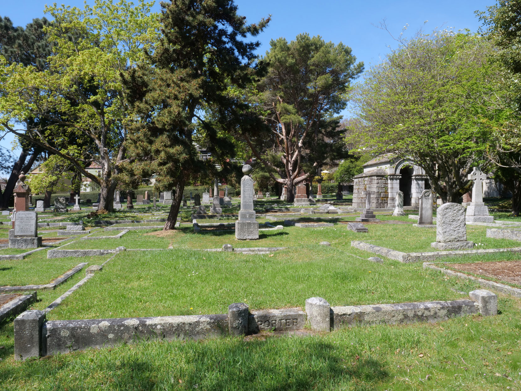 The grave of Robert John Porter (1867-1920) and his family, Ross Bay Cemetery, Victoria, B.C. [photo: Vancouver & Quadra Lodge No. 2 Historian]