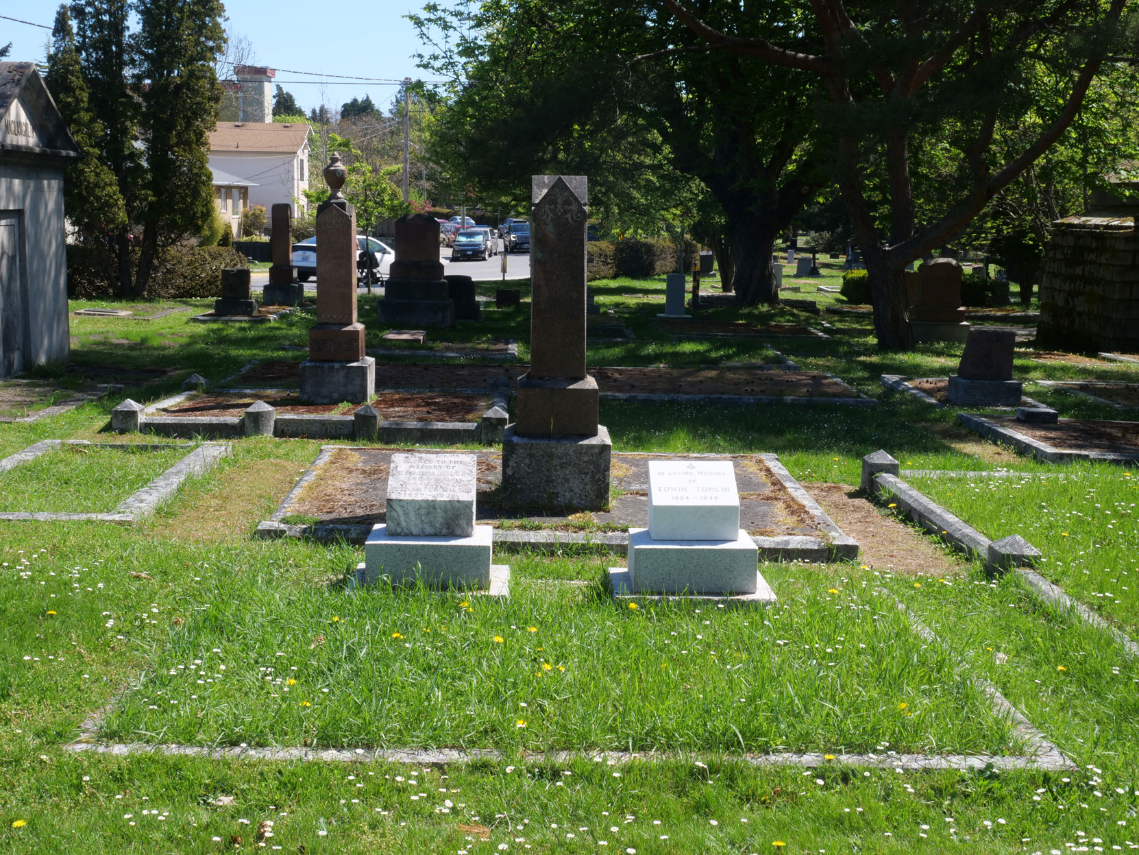 The grave of Edwin Tomlin (1884-1944) in Ross Bay Cemetery, Victoria, B.C. [photo: Vancouver & Quadra Lodge No. 2 Historian]