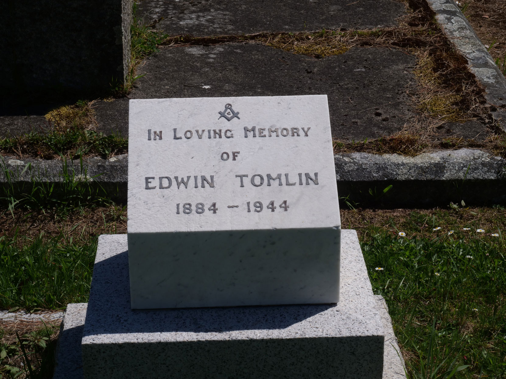 The inscription on the grave of Edwin Tomlin (1884-1944) in Ross Bay Cemetery, Victoria, B.C. [photo: Vancouver & Quadra Lodge No. 2 Historian]