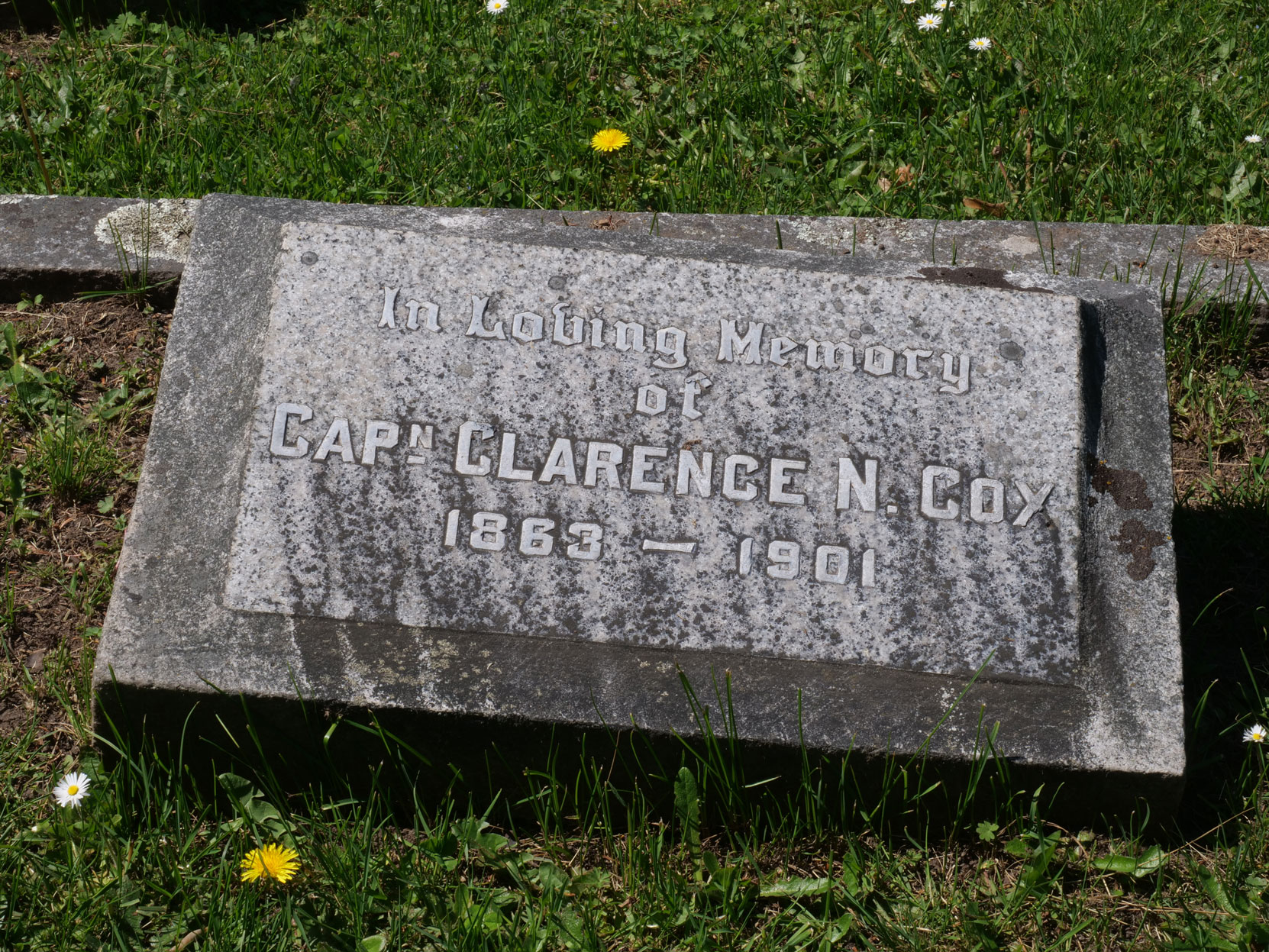 Inscription on the grave of captain Clarence Cox in Ross Bay Cemetery, Victoria, B.C. [photo: Vancouver & Quadra Lodge No. 2 Historian]