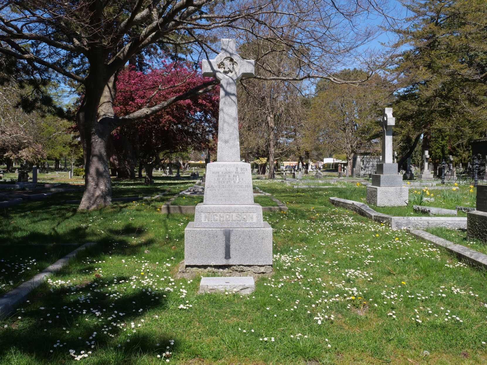 The grave of Thomas Nicholson (1842-1914) in Ross Bay Cemetery, Victoria, B.C. [photo: Vancouver & Quadra Lodge No. 2 Historian]