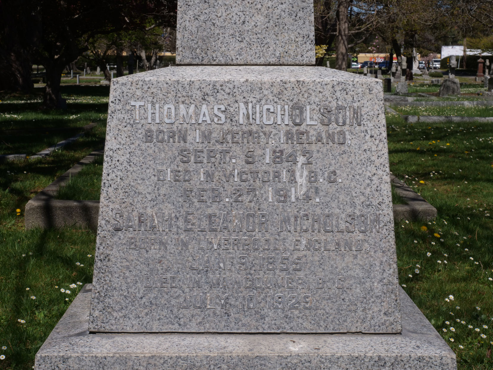 Inscription on the grave of Thomas Nicholson (1842-1914) in Ross Bay Cemetery, Victoria, B.C. [photo: Vancouver & Quadra Lodge No. 2 Historian]