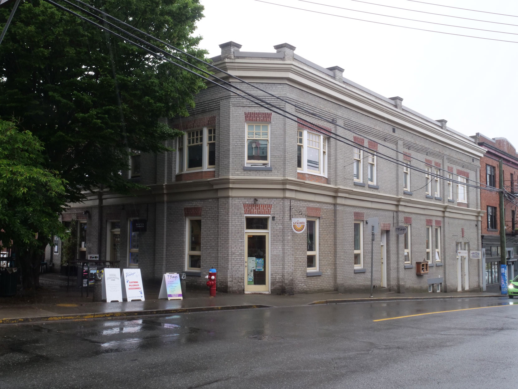 2002 Fernwood Road, built in 1910, as commercial space on the main level and apartments on the upper level. It was used as a bakery by William Rennie and his Imperial Bakery. William Rennie was a member of Victoria-Columbia Lodge No. 1 [photo: Vancouver & Quadra Lodge No. 2 Historian]