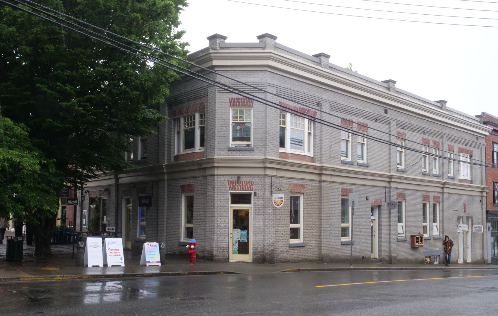 2002 Fernwood Road, built in 1910, as commercial space on the main level and apartments on the upper level. It was used as a bakery by William Rennie and his Imperial Bakery. William Rennie was a member of Victoria-Columbia Lodge No. 1 [photo: Vancouver & Quadra Lodge No. 2 Historian]