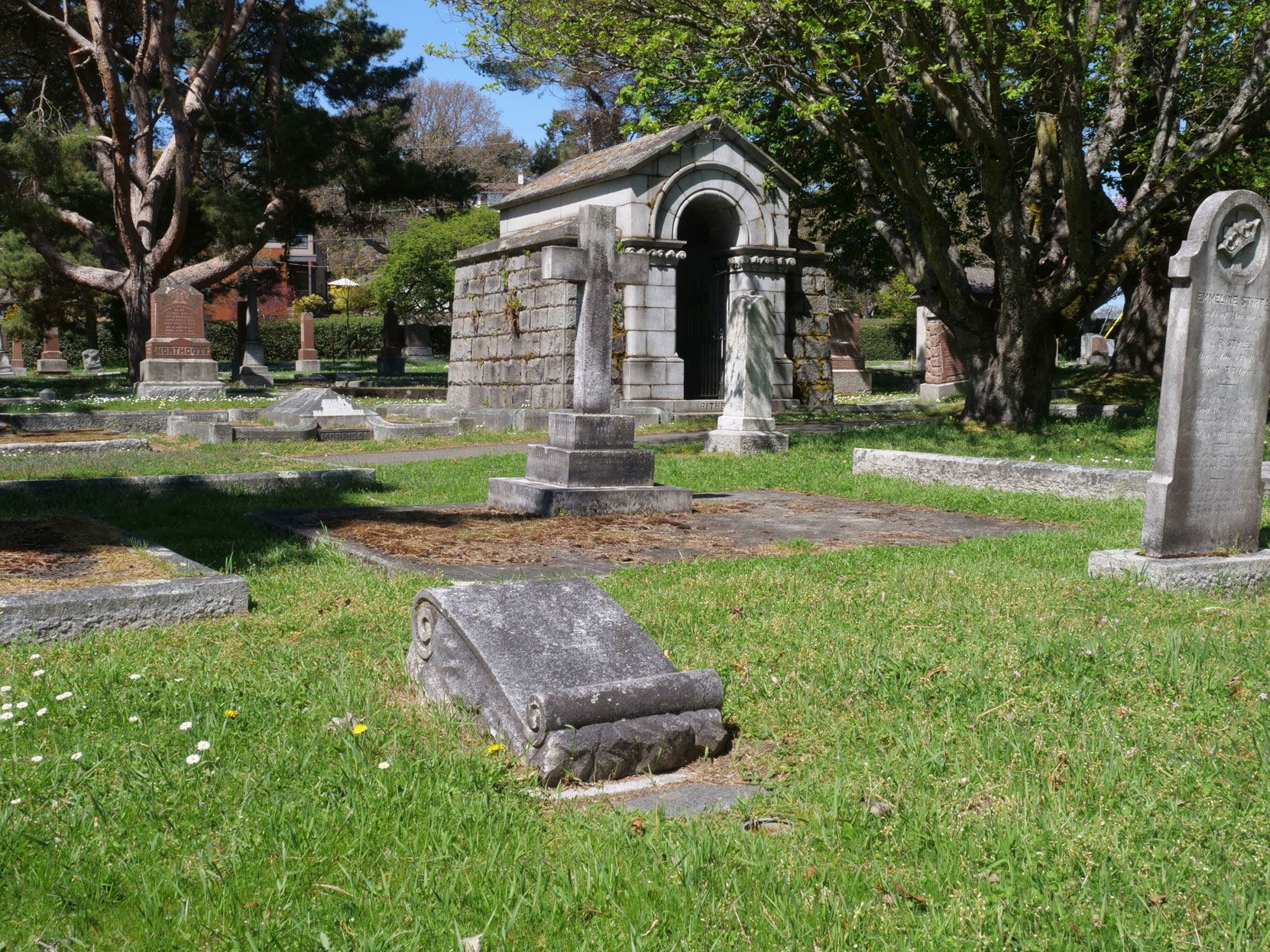 The grave of Robert Burns McMicking (1843-1915) in Ross Bay Cemetery, Victoria, B.C. [photo: Vancouver & Quadra Lodge No. 2 Historian]