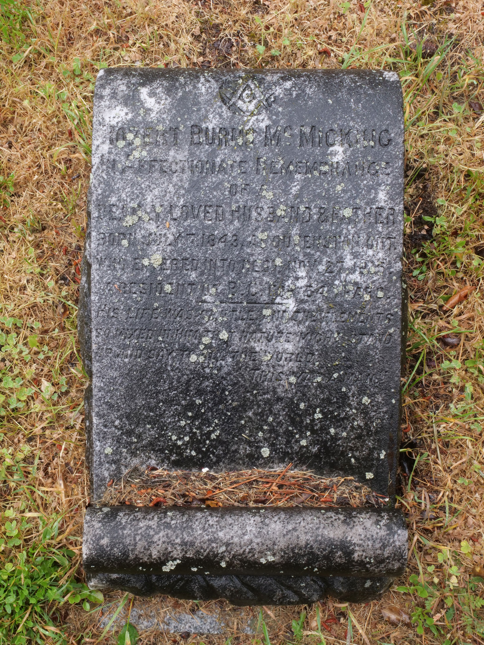 Inscription on the grave of Robert Burns McMicking (1843-1915) in Ross Bay Cemetery, Victoria, B.C. [photo: Vancouver & Quadra Lodge No. 2 Historian]