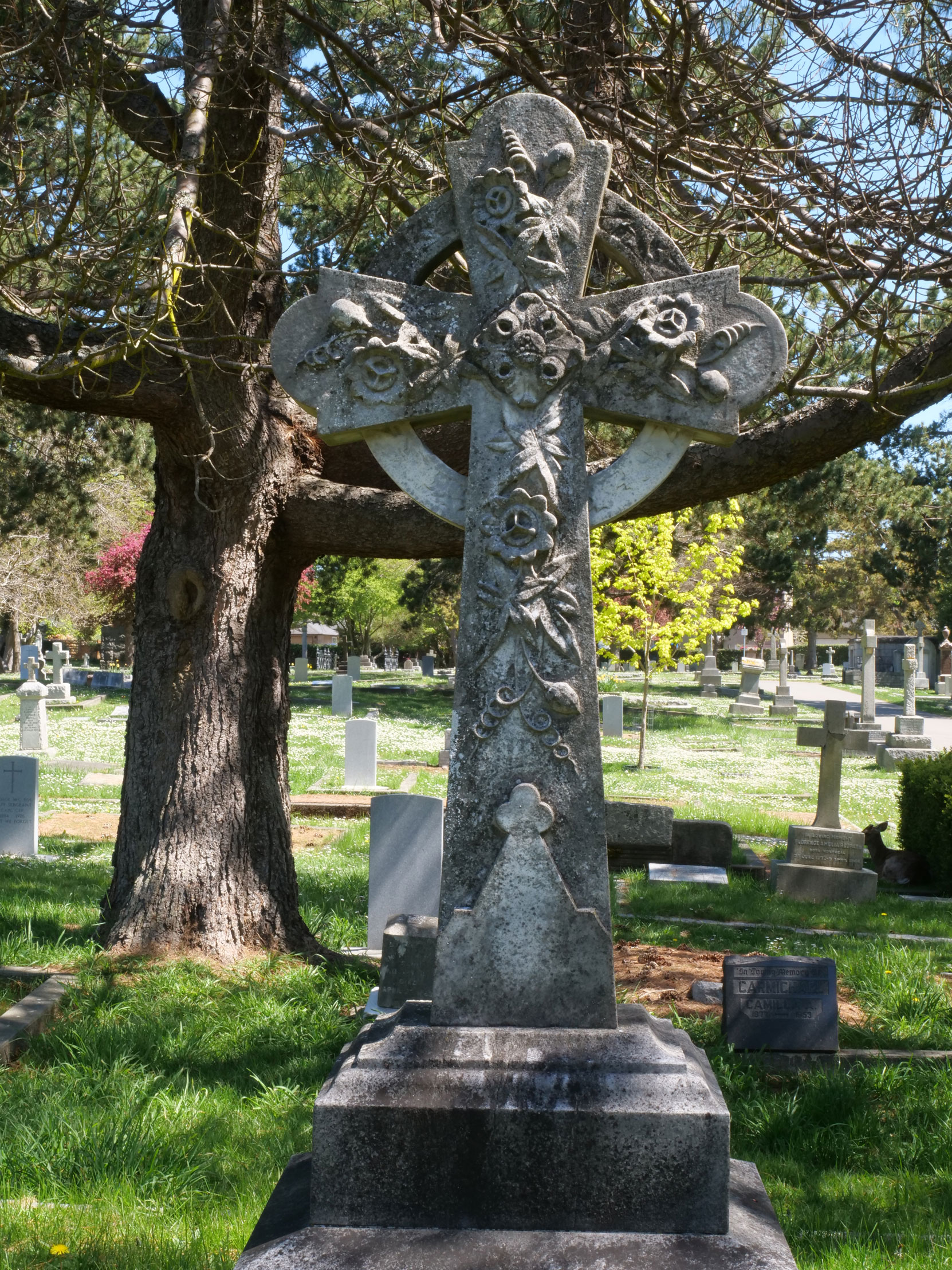 Cross on the grave of Edward Gawlor Prior (1853-1920) in Ross Bay Cemetery, Victoria, B.C. [photo: Vancouver & Quadra Lodge No. 2 Historian]