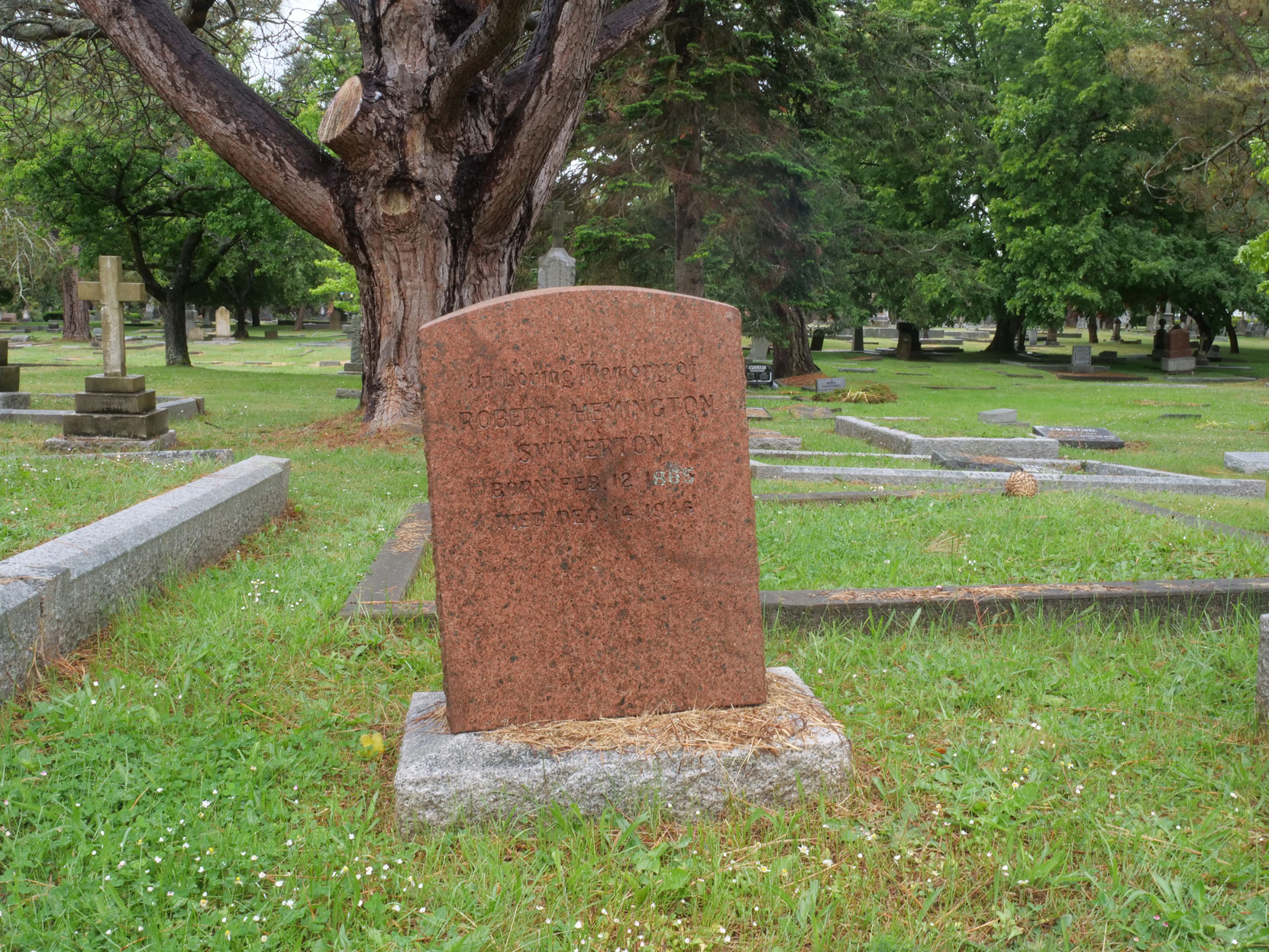 The grave of Robert Hemington Swinerton (1865-1946) in Ross Bay Cemetery, Victoria, B.C. [photo: Vancouver & Quadra Lodge No. 2 Historian]