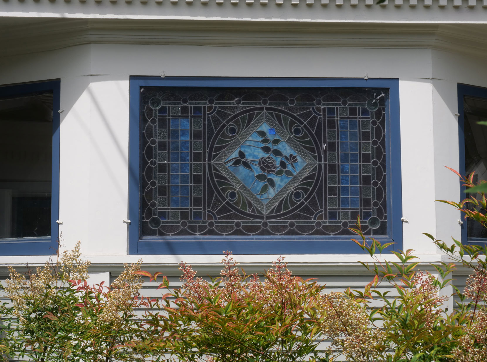 Original 1907 stained glass window at 1402 Stadacona Avenue/1480 Fort Street. [photo: Vancouver & Quadra Lodge No. 2 Historian]