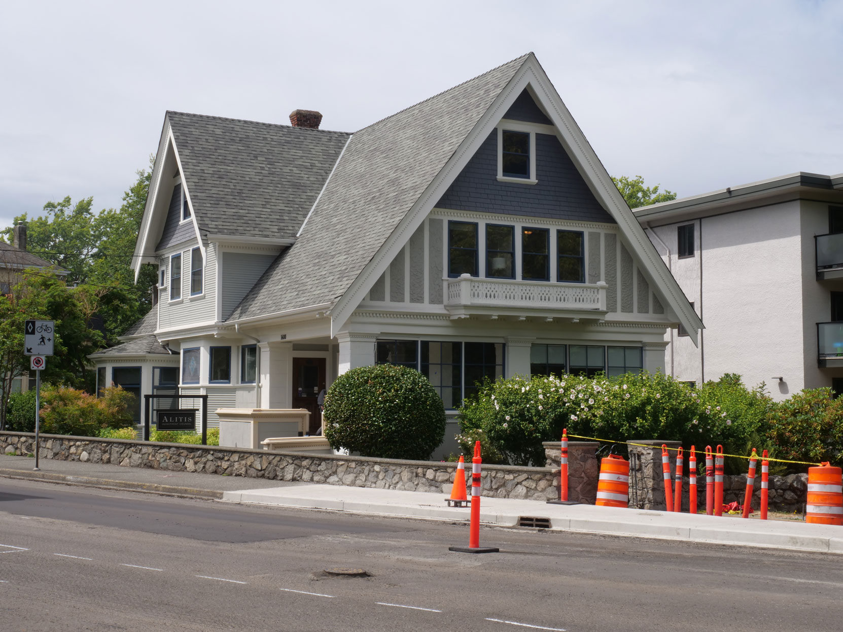 1402 Stadacona Avenue/1480 Fort Street, designed built in 1907 by David Herbert Bale as his residence and office. [photo: Vancouver & Quadra Lodge No. 2 Historian]