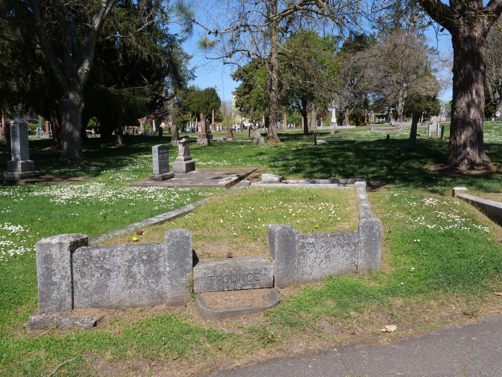 The grave of Thomas Trounce (died 1900) in Ross Bay Cemetery, Victoria, B.C. [photo: Vancouver & Quadra Lodge No. 2 Historian]