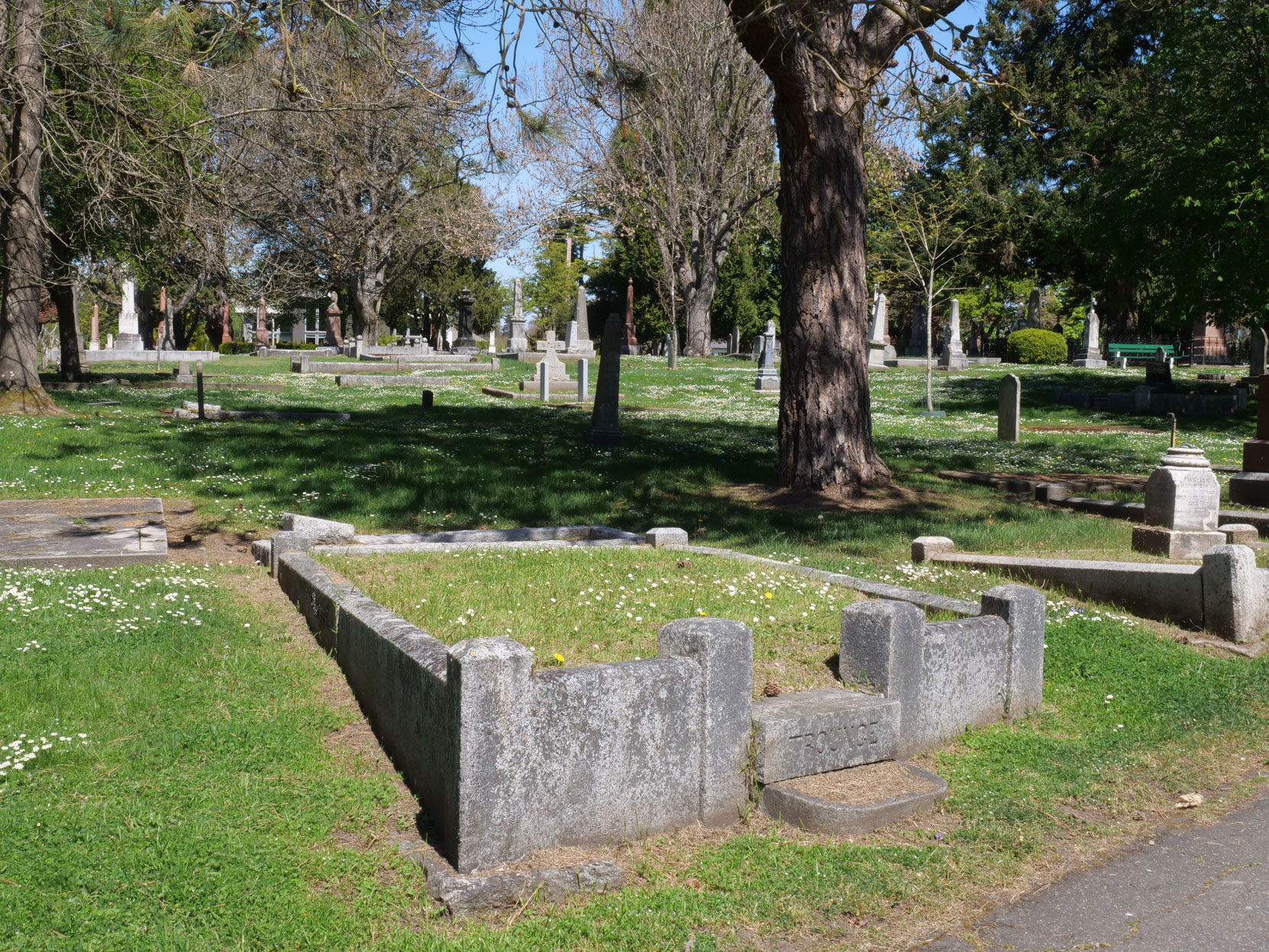 The grave of Thomas Trounce (died 1900) in Ross Bay Cemetery, Victoria, B.C. [photo: Vancouver & Quadra Lodge No. 2 Historian]