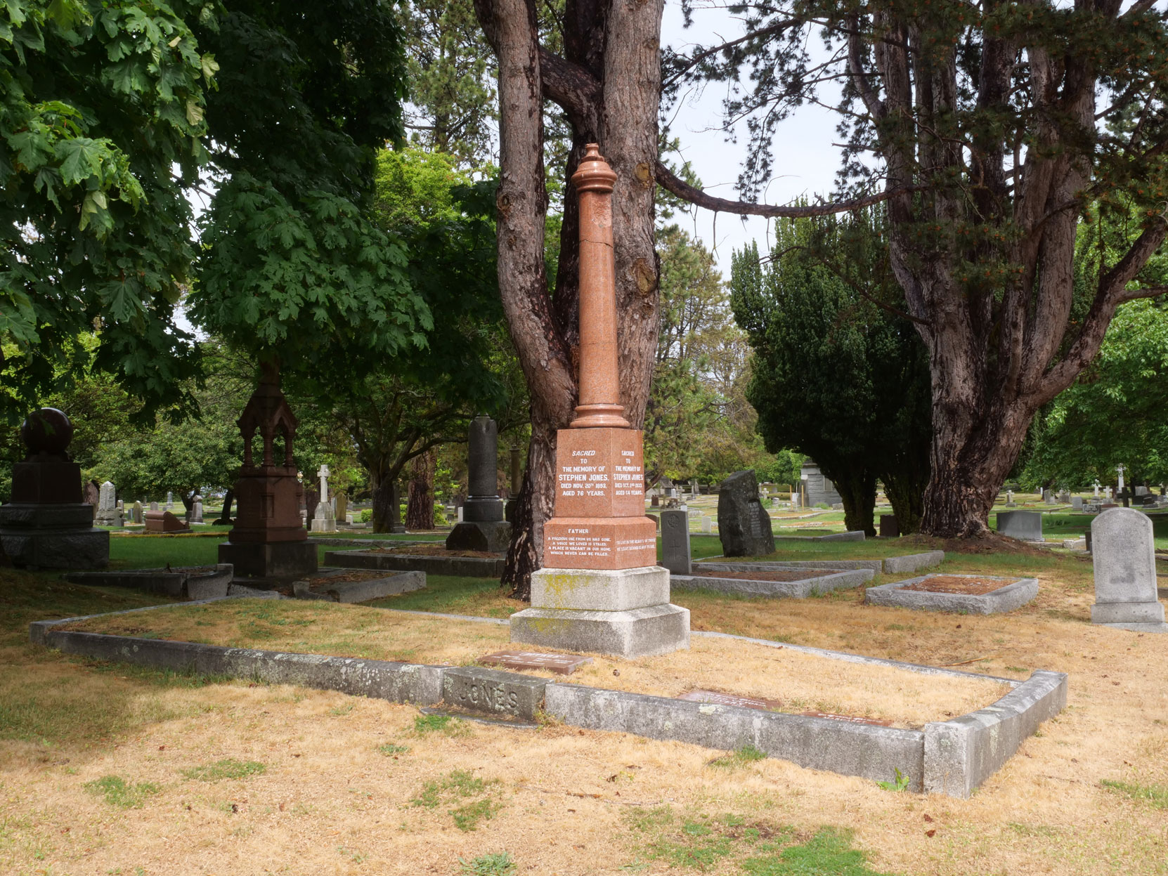 The grave of Stephen Jones (1869-1933), Past Grand Master, in Ross Bay Cemetery, Victoria, B.C. [photo: Vancouver & Quadra Lodge No. 2 Historian]