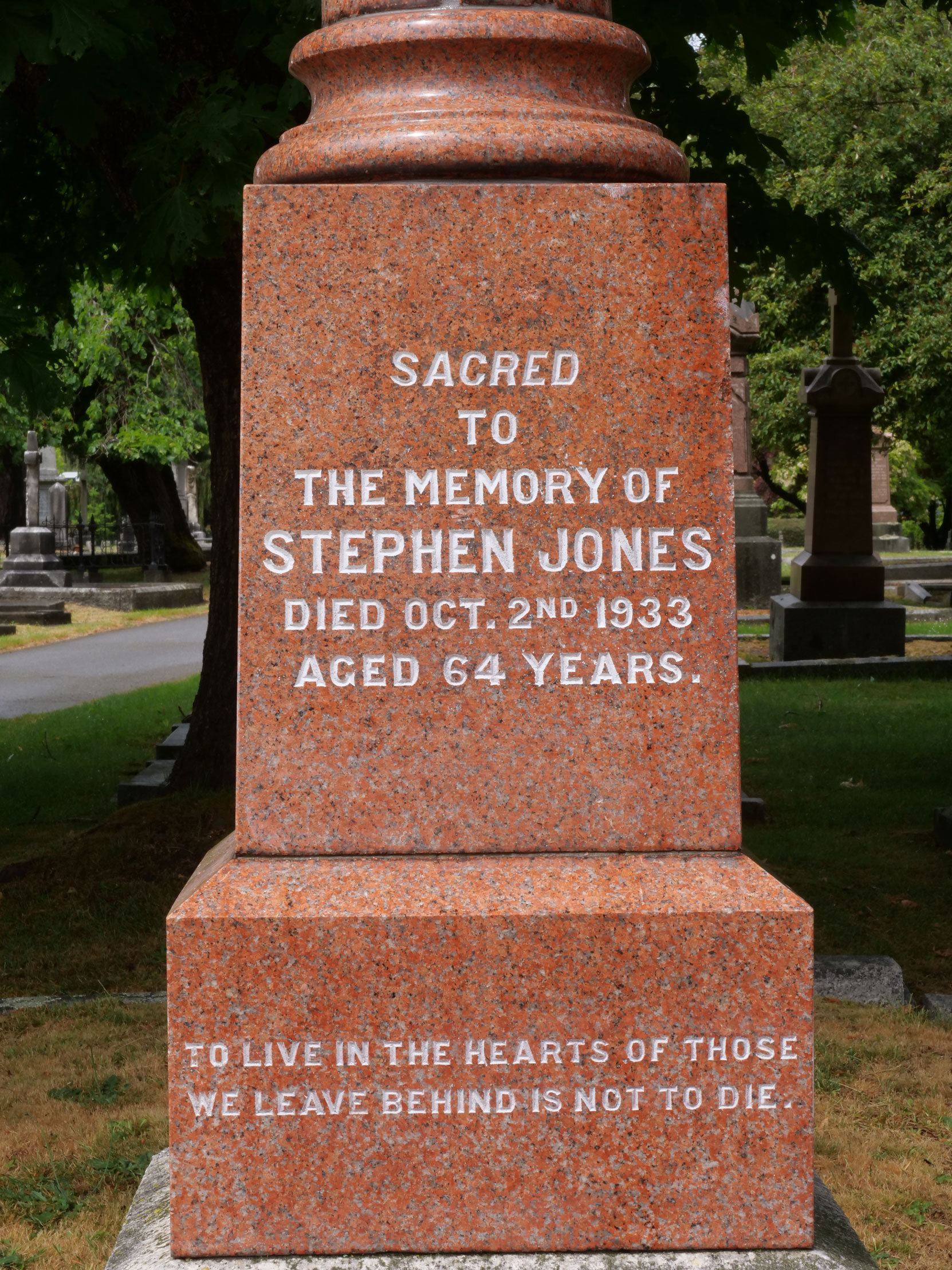 Inscription on the grave of Stephen Jones (1869-1933) in Ross Bay Cemetery, Victoria, B.C. [photo: Vancouver & Quadra Lodge No. 2 Historian]