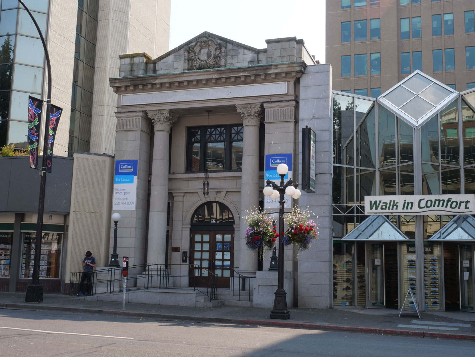 737 Fort Street, built in 1912 for the British American Trust Company, which was controlled by Alfred Flumerfelt, a member of Victoria-Columbia Lodge No. 1 [photo: mark Anderson]