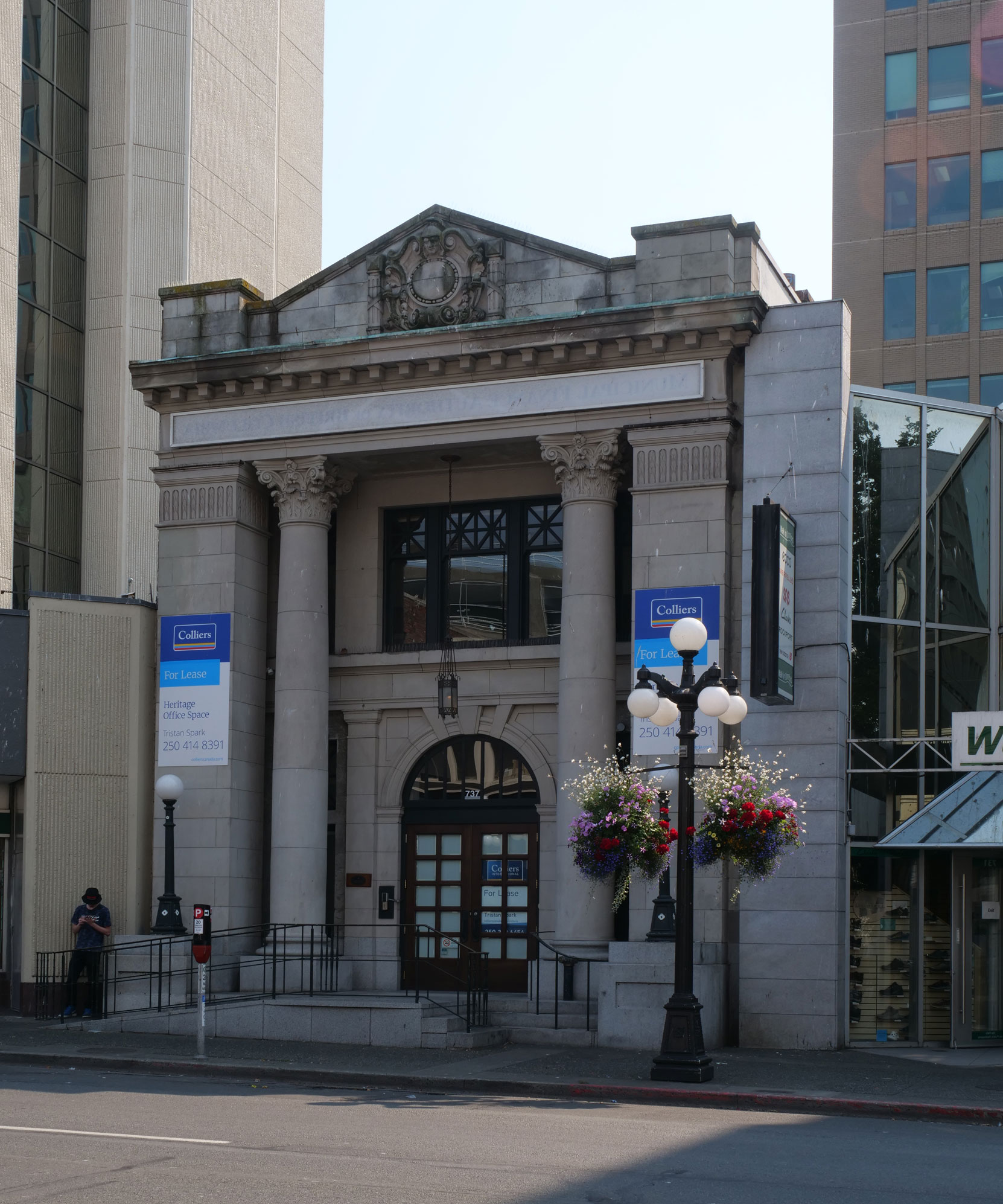 737 Fort Street, built in 1912 for the British American Trust Company, which was controlled by Alfred Flumerfelt, a member of Victoria-Columbia Lodge No. 1 [photo: mark Anderson]