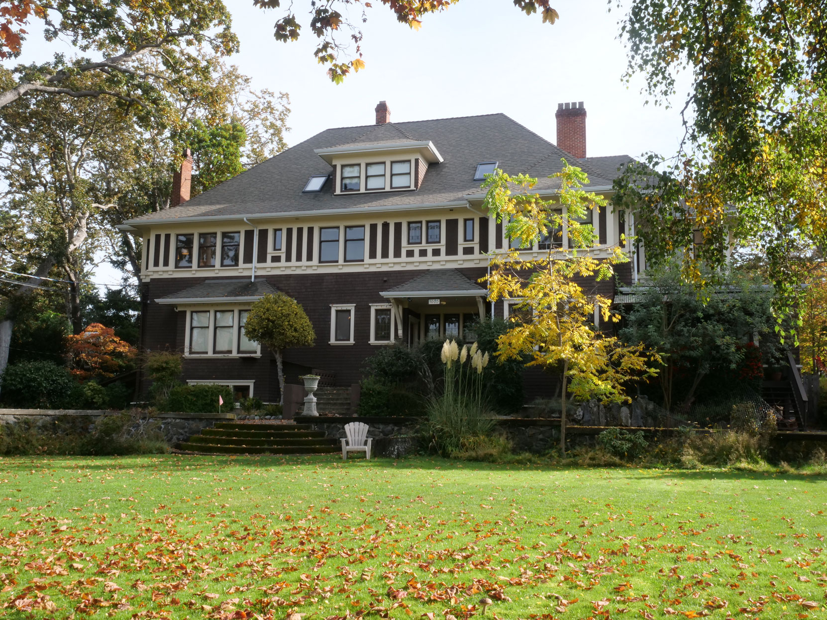 1005 St. Charles Street, built in 1910-1911 by architect Samuel Maclure for Simon Leiser, a member of Vancouver & Quadra Lodge No. 2. [photo: Mark Anderson]