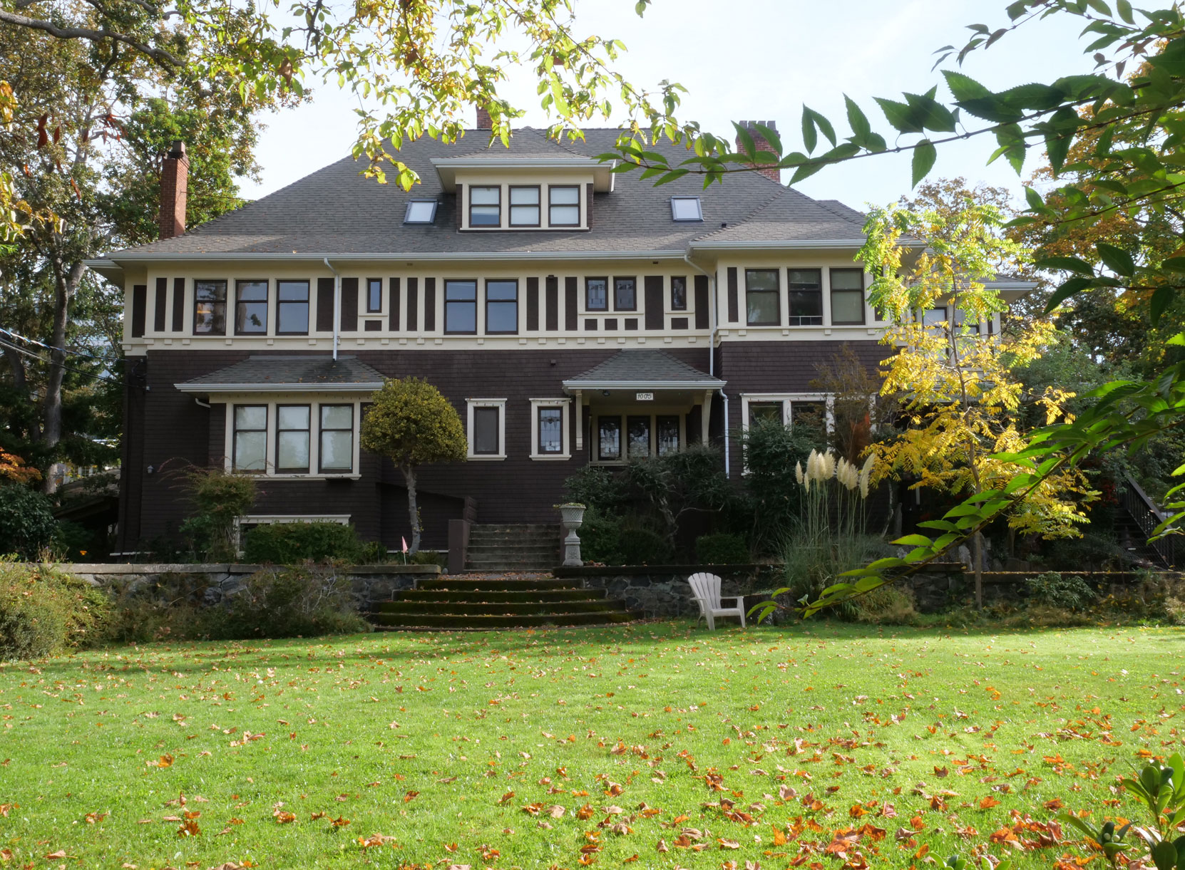 1005 St. Charles Street, built in 1910-1911 by architect Samuel Maclure for Simon Leiser, a member of Vancouver & Quadra Lodge No. 2. [photo: Mark Anderson]