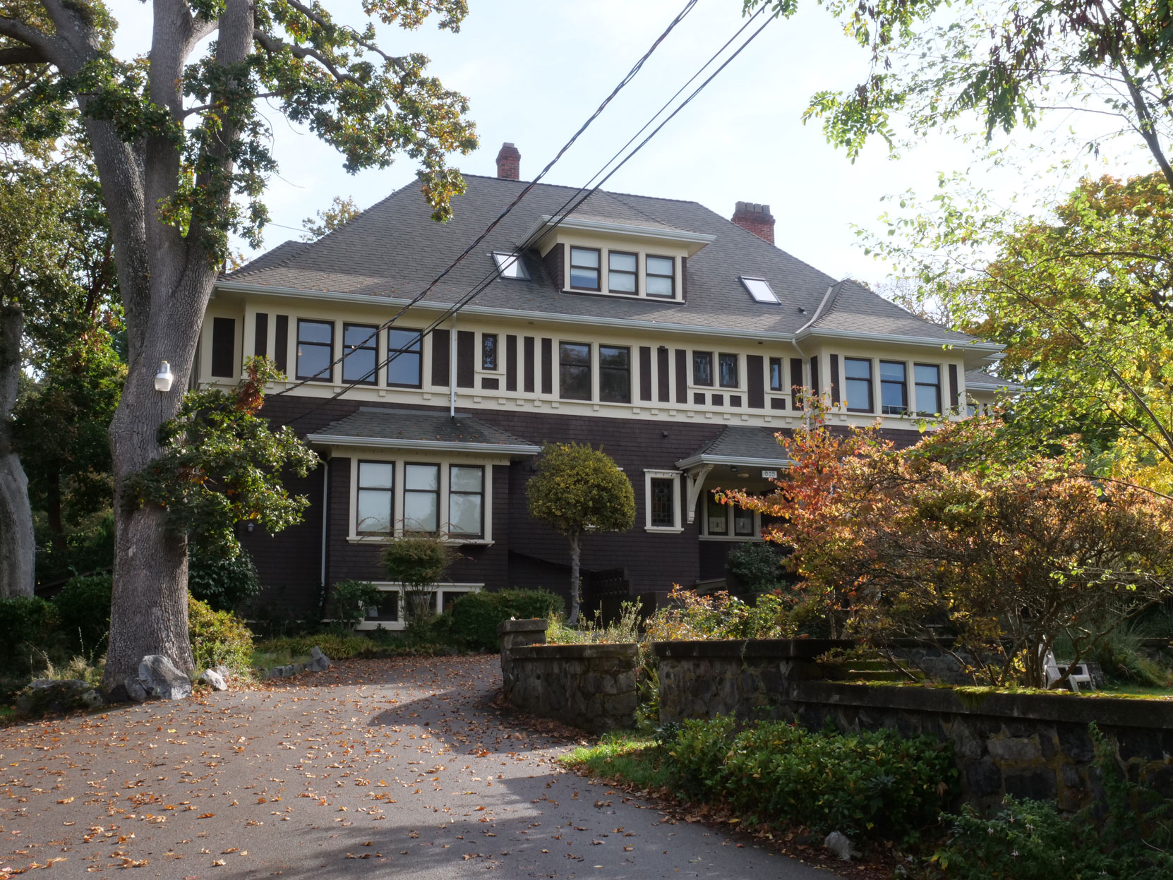 1005 St. Charles Street, built in 1910-1911 by architect Samuel Maclure for Simon Leiser, a member of Vancouver & Quadra Lodge No. 2. [photo: Mark Anderson]