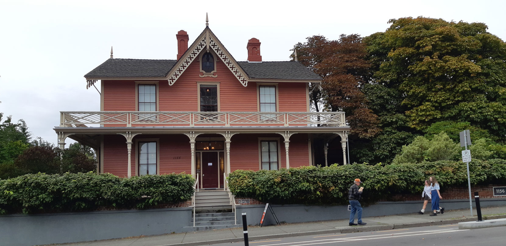 Wentworth Villa, 1156 Fort Street, in 2023. It was originally built in 1863 for Captain Henry Bailey Ella, a member of Victoria Lodge No. 1085 in Victoria. [photo: Mark Anderson]