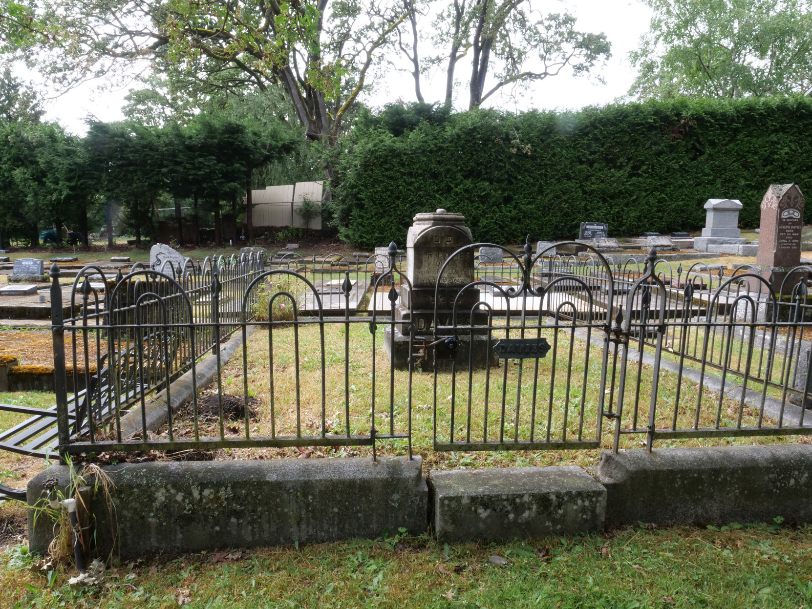 The grave of Joshua Philip Davies and Judah Philip Davies in the Victoria Jewish Cemetery [photo: Mark Anderson]